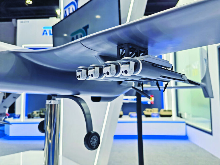 Китайский ударный дрон FH-95, который несет по четыре барражирующих боеприпаса под каждым крылом.Dubaiexpo.com