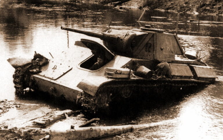 Т-70 1-го Украинского фронта форсирует реку Шпрее. 1945 г. (коллекция автора)