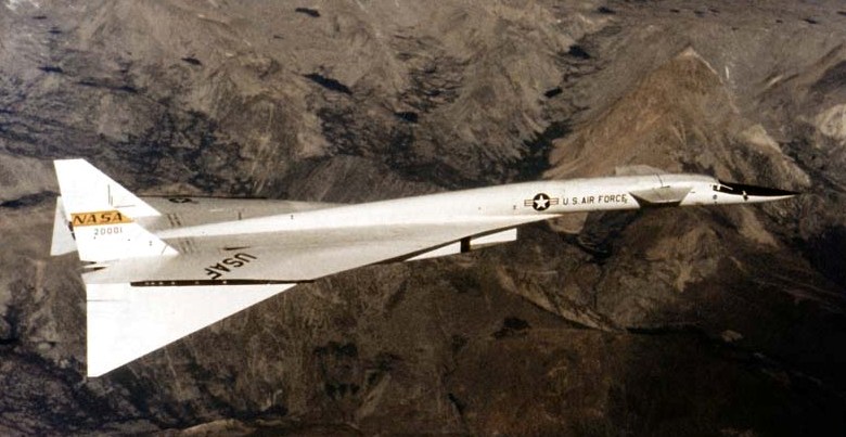 Сверхзвуковой стратегический бомбардировщик XB-70 Valkyrie («Валькирия»). США