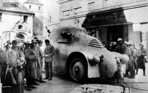 СССР оказывает военную помощь восстанию шуцбунда в Австрии в 1934 году.