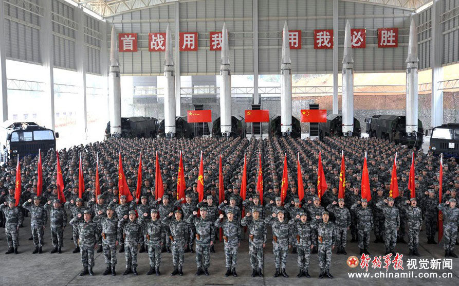 Лучшая ракетная бригада Китая демонстрирует свой боевой арсенал или Першинги – 2 по-китайски.
