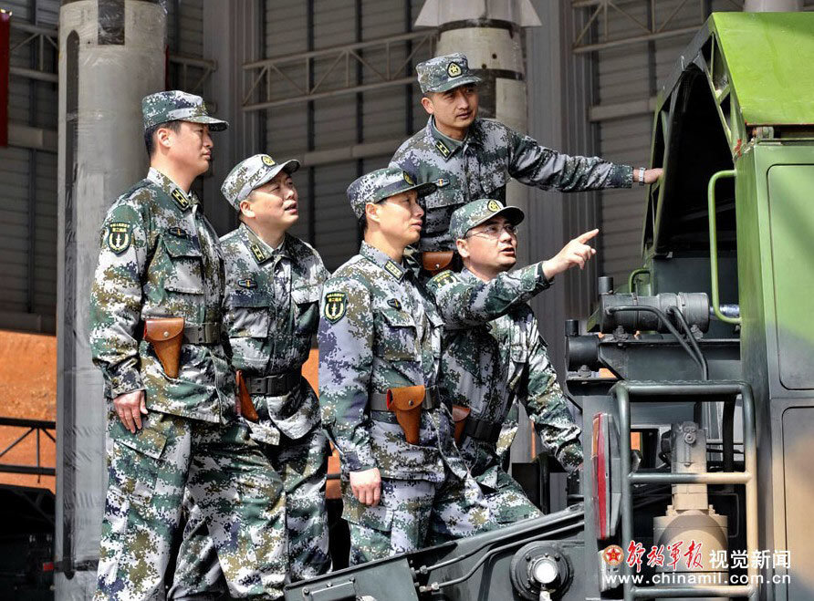 Лучшая ракетная бригада Китая демонстрирует свой боевой арсенал или Першинги – 2 по-китайски.