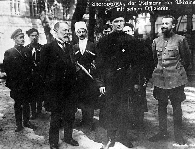1918 год. Гетман Скоропадский с офицерами своего штаба тревожно всматривается в неизвестное будущее Украины