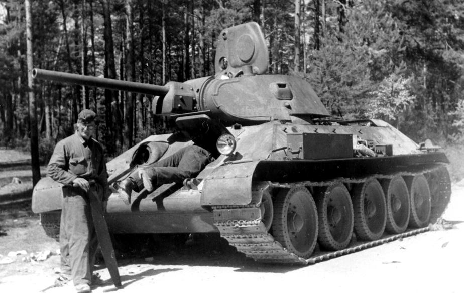 «Неприятный сюрприз». С Т-34 немцам пришлось воевать бутылками с бензином,как нашим в фильмах. Фото О. Бузина