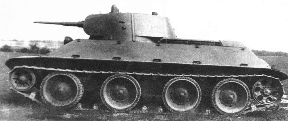 Опытный образец колесно-гусеничного танка А-20 во время испытаний на НИБТПолигоне в Кубинке. 1939 год.
