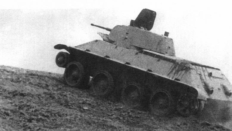Колесно-гусеничный танк А-20 на колесном ходу преодолевает косогор. НИБТПолигон, 1939 год.