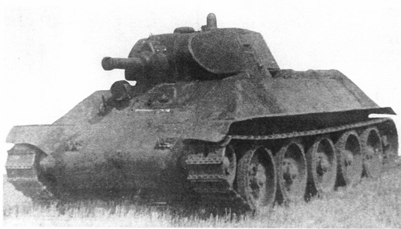 Опытный средний танк А-34 во время испытаний на НИБТПолигоне в Кубинке. Март 1940 года.