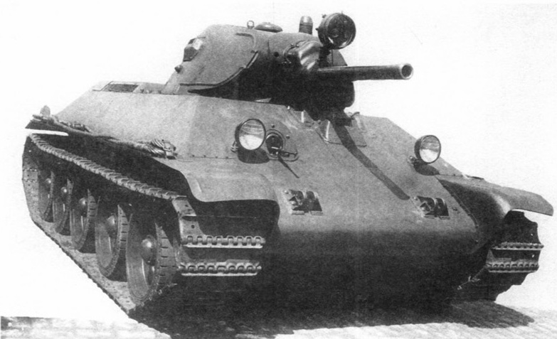 Первый опытный образец танка А-34. Обращает на себя внимание гнутый лобовой лист корпуса, отсутствовавший на серийных машинах.