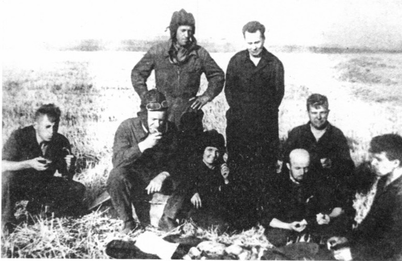 Группа конструкторов и водителей-испытателей завода N3183 во время испытаний новых танков. Стоит справа — М.И.Кошкин. 1939 год.