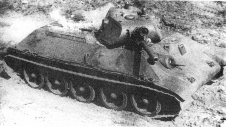Второй опытный образец танка А-34 во время испытаний на пожароопас-ность. Весна 1940 года. Хорошо видна рубочка механика-водителя, имевшаяся только на этой машине.