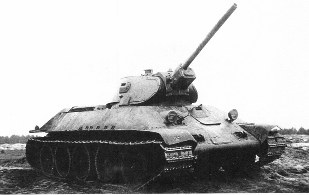 Танк Т-34 с 76-мм пушкой Ф-34 во время испытаний на Гороховецком полигоне. Ноябрь 1940 года.
