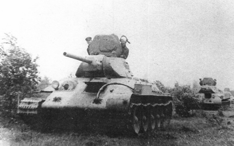 Танк Т-34 выпуска 1941 года. Хорошо видна заглушка на отверстии для установки прибора кругового обзора в крышке башенного люка.