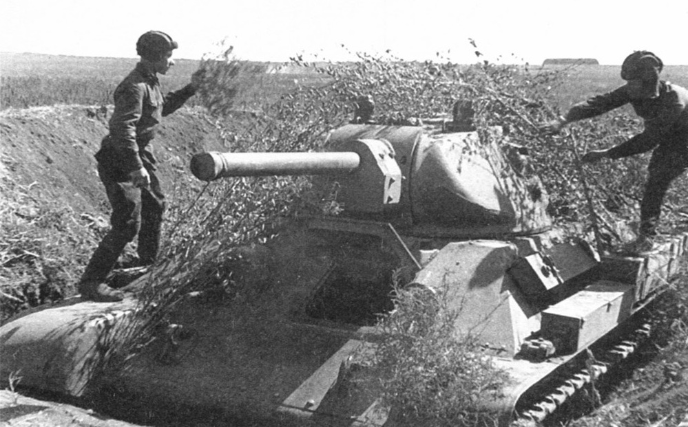 Экипаж маскирует танк в окопе, 1942 год. Судя по ряду характерных деталей, можно утверждать, что эта машина выпущена в конце 1941 года на СТЗ.