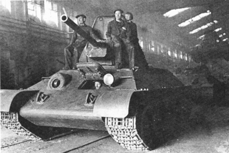 Только что собранный Т-34 покидает цех завода N3112 «Красное Сормово». Весна 1942 года.