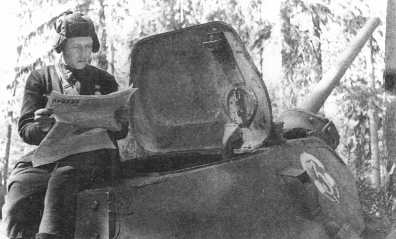 Сварная башня сталинградского производства, о чем говорит съемный кормовой лист. Башенный люк больших размеров нельзя отнести к конструкторской удаче, однако его крышка служила хорошей защитой для танкистов, когда они велинаблюдение за полем боя, высунувшись из люка. Калининский фронт, 3-я гвардейская танковая бригада, весна 1942 года.