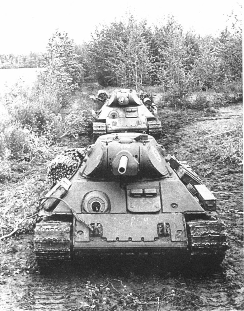«Тридцатьчетверки», оборудованные дополнительной лобовой броней на СТЗ. Калининский фронт, 1942 год.