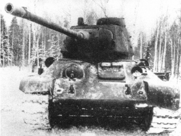 Танк Т-34, вооруженный 85-мм пушкой С-53 в стандартной «улучшенной» башне с диаметром погона 1420 мм. Гороховецкий полигон, декабрь 1943 года.