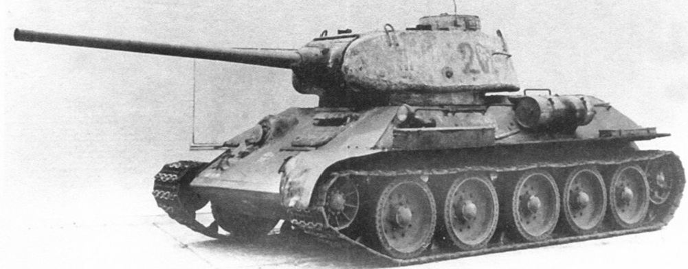 Т-34-85 завода «Красное Сормово». Промежуточная модель, сохранившая часть характерных деталей ранних сормовских машин — смещенный вперед наружный топливный бак и рымы из прутка.