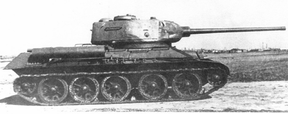 Второй опытный образец танка Т-34-85М. Весна 1944 года. Хорошо видна измененная конфигурация кормы корпуса, связанная с размещением там двух 190-л топливных баков.
