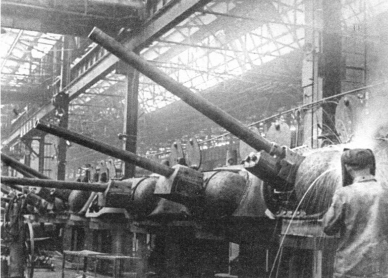 Сборка башен в цеху Челябинского Кировского завода. 1943 год. У передней башни еще не установлена подвижная бронировка пушки Ф-34.