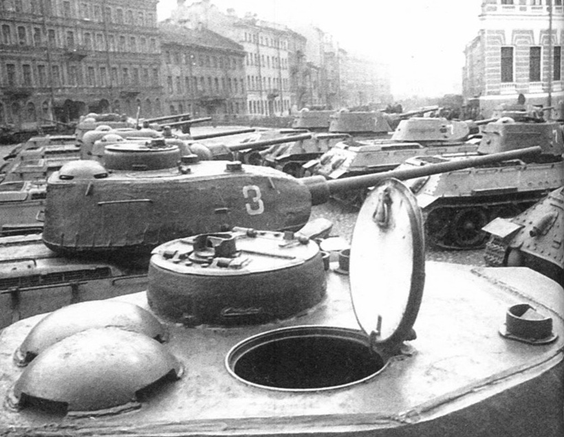 Танки Т-34 и Т-34-85 перед парадом в Ленинграде, 1945 год. На переднем плане башня танка 1944 года выпуска с двухстворчатой крышкой люка командирской башенки, приборами наблюдения МК-4 без броневых крышек и пушкой С-53. Вторая машина в этом ряду — выпуска 1945 года.