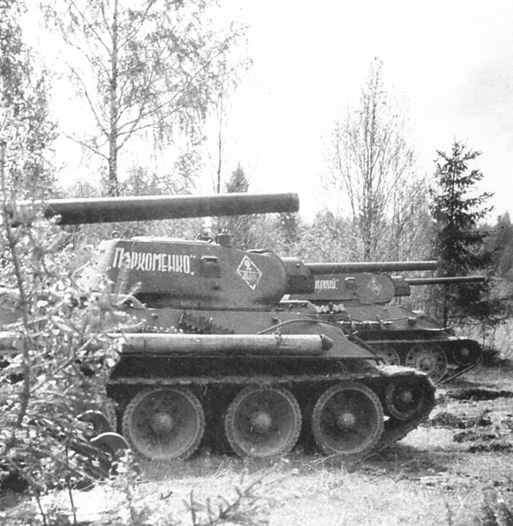 На исходной позиции — Т-34 «Пархоменко» и «Котовский» из состава 116-й танковой бригады. Западный фронт, 1942 год.
