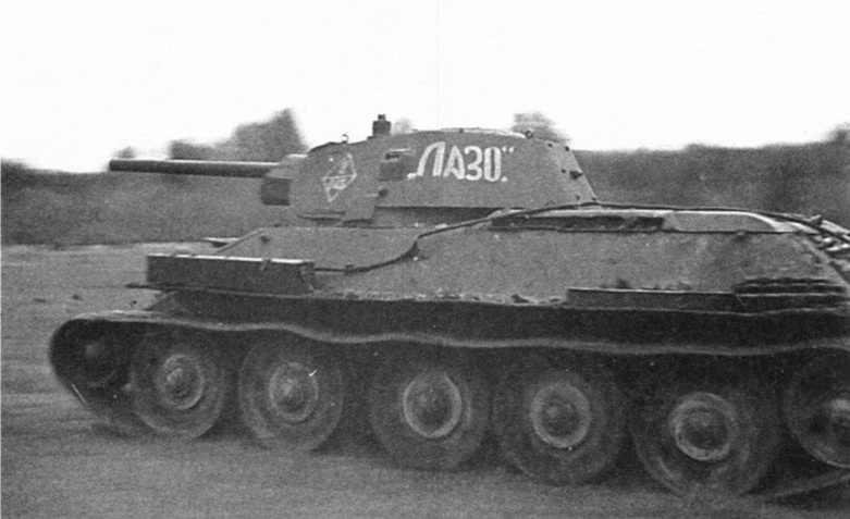 Еще один Т-34 116-й танковой бригады выдвигается к передовой. Западный фронт, 1942 год.