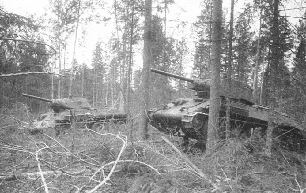 В лесной засаде «тридцатьчетверки» подразделения гвардии майора И. Т.Шевандина. 1942 год.