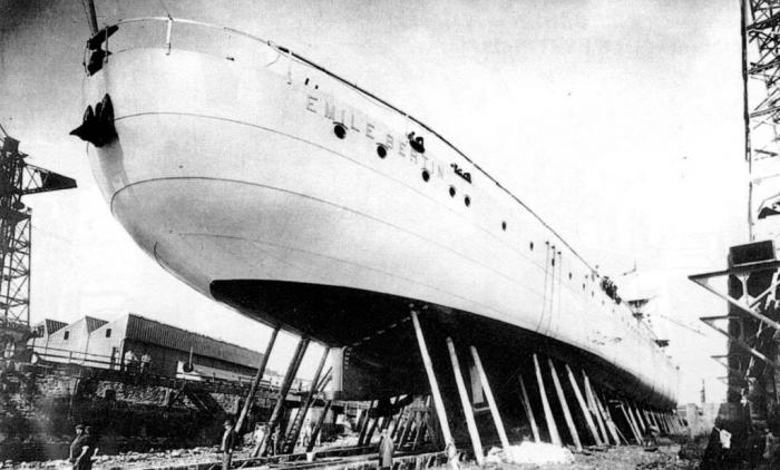 «Эмиль Бертэн» на стапеле в Сен-Назере. Вверху - 1 мая 1932 г.;  за день до спуска на воду, 8 мая 1933 г.