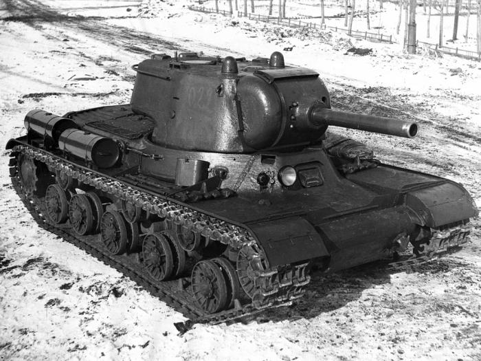 Тяжелый танк ИС-2 в конце марта 1943 года. Хорошо видны воздуховод и антенный порт в крыше башни