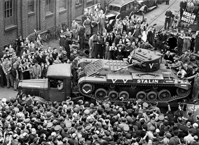 Торжественный митинг, посвящённый передаче первых «Валентайнов» Красной армии. Завод BRC&W, 28 сентября 1941 года