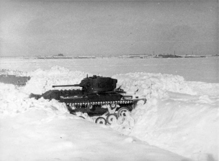Прохождение танком двух снежных валов. На преодоление этого препятствия танку понадобилось 14 минут