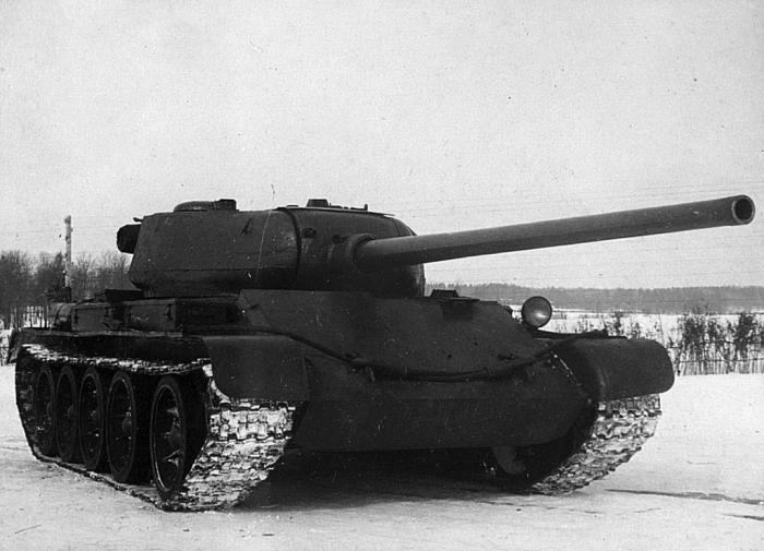 Опытный образец Т-54, НИАБТ Полигон, Кубинка, март 1945 года. Защита от 88-мм пушки Pak 43 с лобовой проекции, орудие Д-10Т калибром 100 мм, боевая масса 35,5 тонн – и все это отнюдь не на бумаге