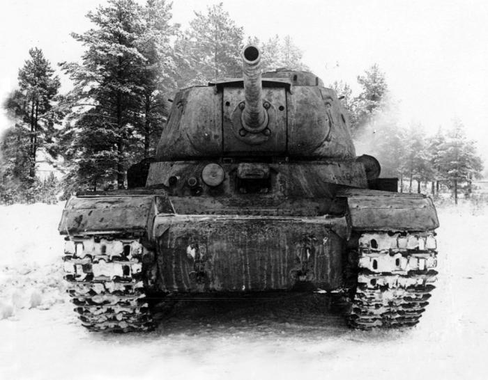 От Объекта 237 этот танк можно отличить по изменённому положению люка-пробки механика-водителя