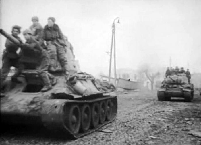 Т-34 и ИС-1 из состава 3-го танкового корпуса входят в Умань, март 1944 года
