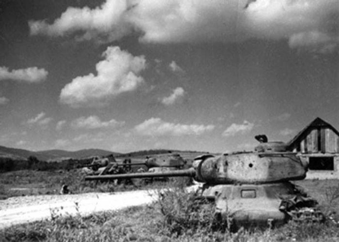 Подбитые ИС-1, Словакия, осень 1944 года. Вполне возможно, что танки принадлежали 12-й гвардейской танковой бригаде