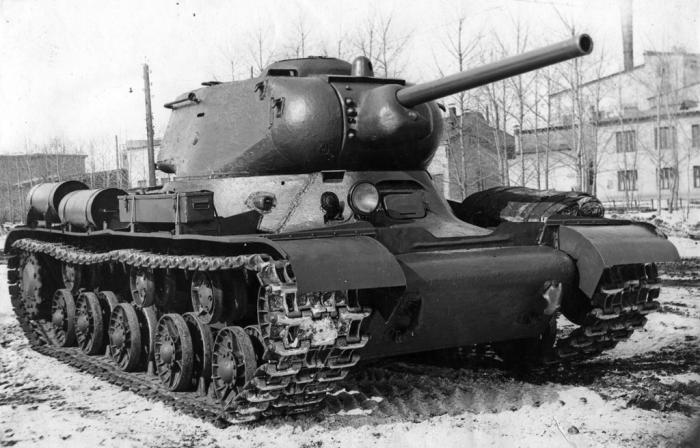 ИС-1 на заводском дворе, Челябинск, март 1943 года