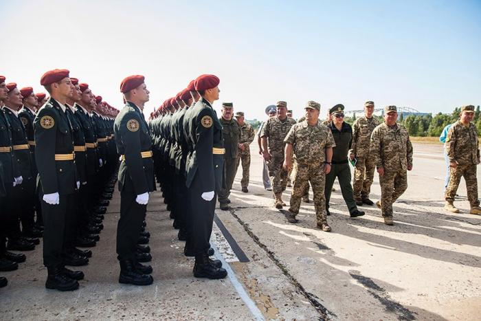 Репетиция военного парада в Киеве в новой украинской военной форме