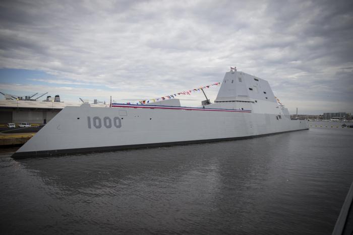 Эскадренный миноносец Zumwalt передан ВМС США