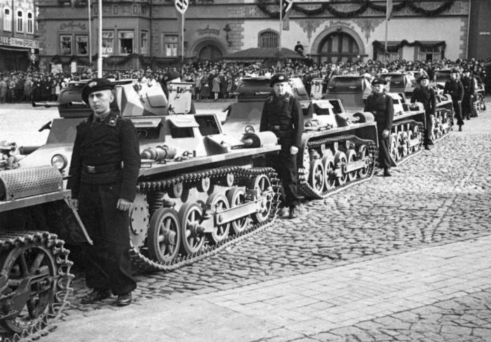 2.Serie/La.S. на параде. На танки нанесён 3-цветный камуфляж, использовавшийся в панцерваффе с 1935 по 1938 год - Первенец панцерваффе | Военно-исторический портал Warspot.ru