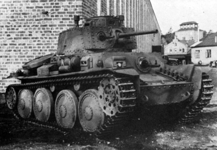 Первый серийный Strv m/41 на заводском дворе Scania, 1942 год