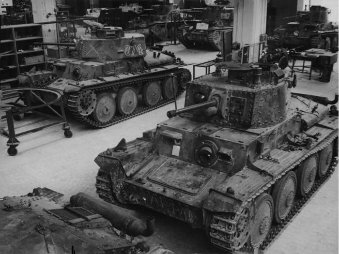 Ремонт Strv m/41. На заденем плане стоит Strv m/41 SII, хорошо видна разница между башнями танков первой и второй серий