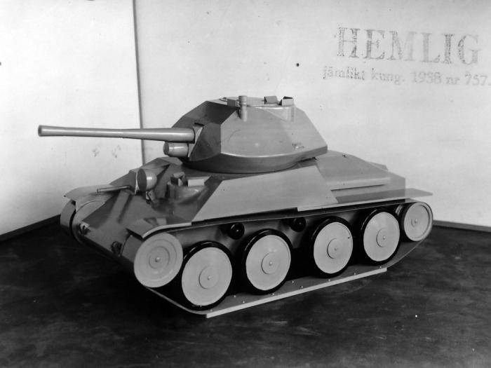 Первый вариант модернизации Strv m/41. Здесь шасси исходного танка сохранялось максимально нетронутым