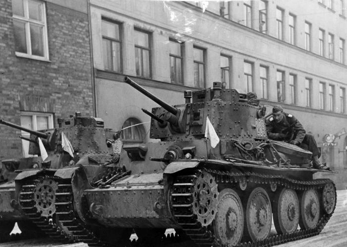 Учения в городских условиях, 1943 год. К счастью для Швеции, дальше участия в подобных маневрах практическое использование ее танковых войск не заходило