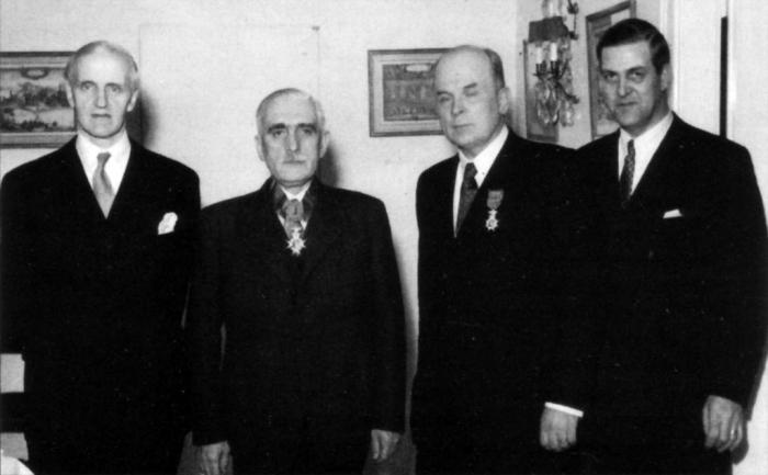 Алексей Сурин (второй справа) и Юрий Хейда в ходе награждения Орденом Вазы, 30 апреля 1948 года