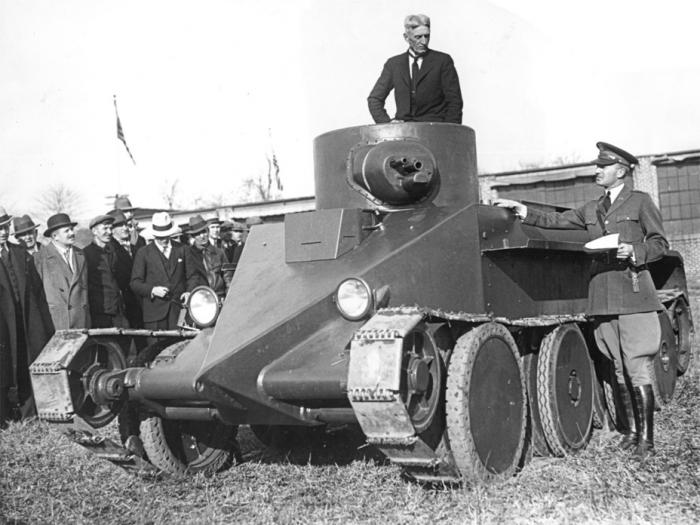 Демонстрация Christie M.1931, январь 1931 года. В ходе испытаний танк преодолел милю (1609 метров) менее чем за минуту. В то время на такое был способен не каждый автомобиль