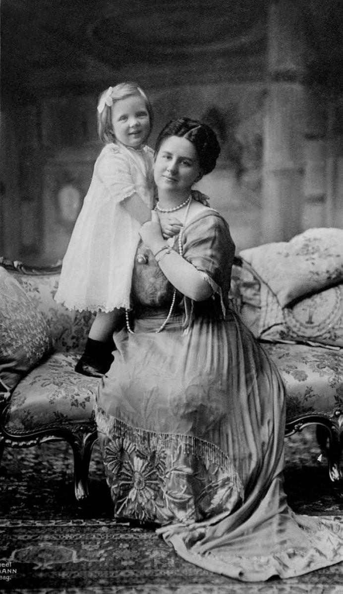 Королева Юлиана со своей матерью королевой Вильгельминой