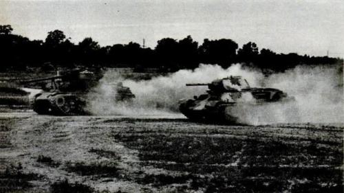 ЗАЕЗД НА 100 ярдов - подвижный Т-34 (справа) настигает на полпути и готовится обогнать быстрее стартовавший Шерман. Тем не менее, в другом тесте Т-34 уступил более мощному Паттону.