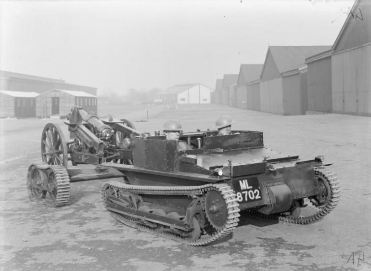 Танкетка Карден-Ллойд Mk VI (без пулемёта), буксирующая гаубицу