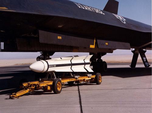 ракета AIM-47A перед загрузкой на борт YF-12